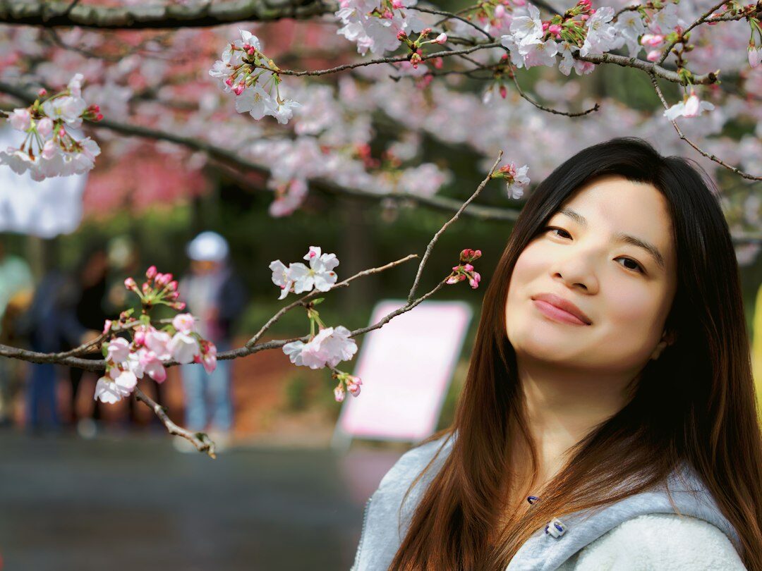 Portrait of a Japanese woman in her 30s smiling